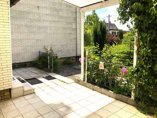 Terrasse und Eingangsbereich