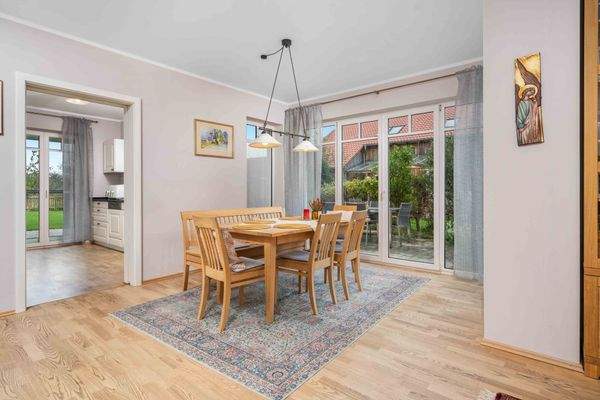 Gemütlicher Essbereich mit Terrassenzugang in den Garten