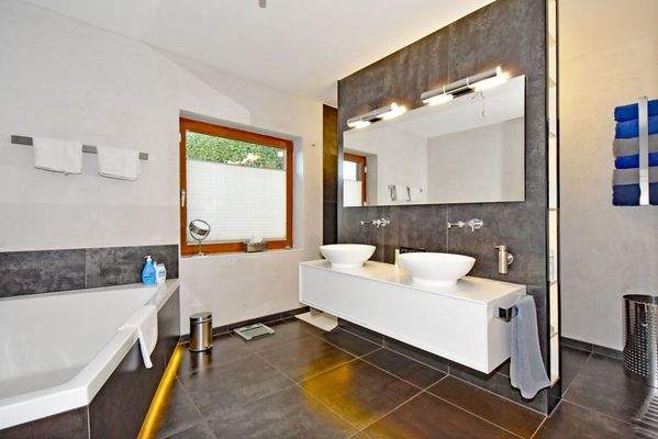 modernes Elternbad en-suite
