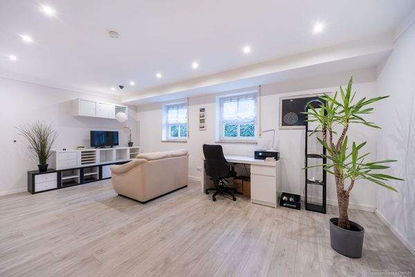 Einheit im Souterrain: lichtdurchflutetes Wohnzimmer