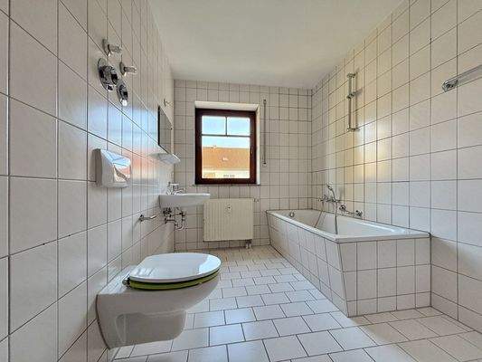 Tageslichtbad mit Wanne