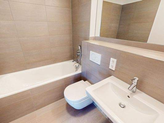 Badezimmer mit Badewanne (Musterwohnung)