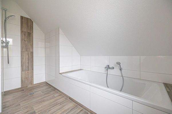 Mit Dusche und Badewanne