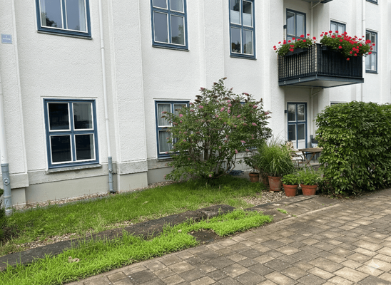 Wohngebäude mit Balkon