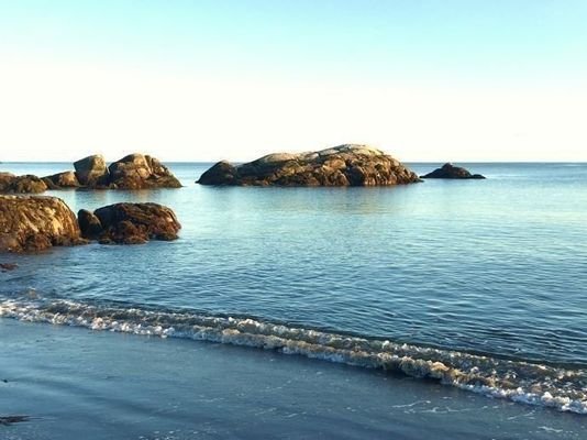 Tolle Felsformationen am Strand 400m entfernt