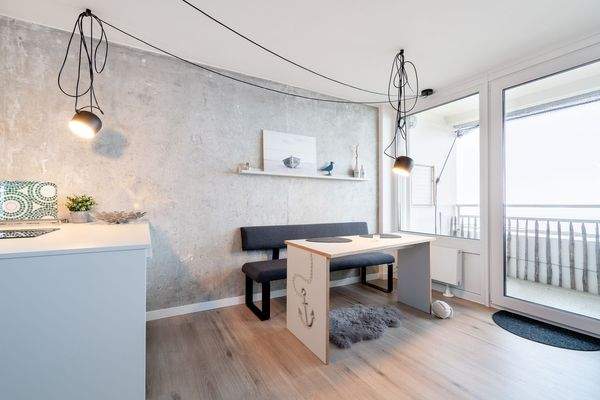 Tisch mit Sitzbank am Fenster.jpg