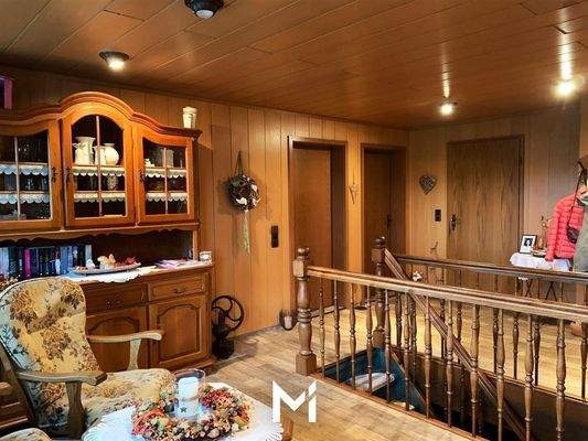 Treppenaufgang und Galerie im Dachgeschoss