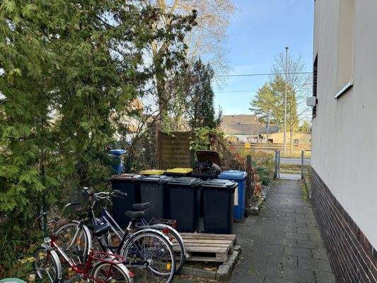 Eingangsbereich mit Fahrradabstellbereich