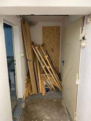 Flur im Keller vor dem Heizungsraum