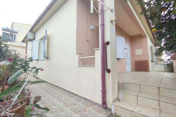 Kreta, Vamvakopoulo: Charmantes Haus in ruhiger Lage nahe der Stadt zu verkaufen