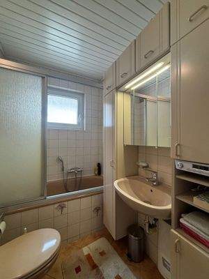 H 543 OG Tageslichtbad mit Duschwanne.jpg