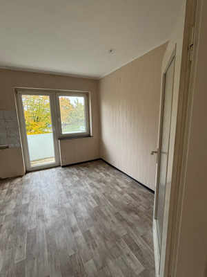 Küche mit Zugang zu kleinem Balkon