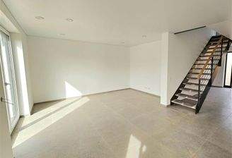 Wohnzimmer mit Zugang zur Terrasse