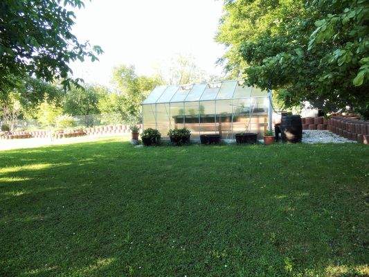 Garten mit neuem Gewächshaus