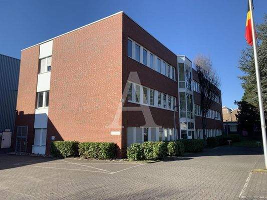 Angrenzendes Bürogebäude