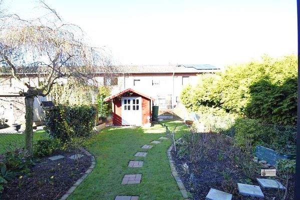 Blick in den Garten mit Holzhäuschen