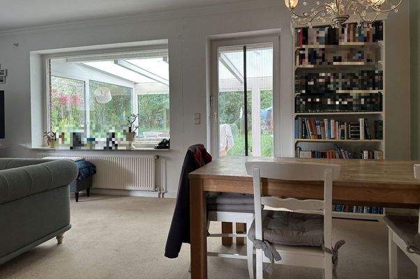 Essbereich mit Zugang zum Wintergarten