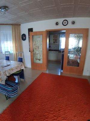 Wohnzimmer m. Verbindungstür z. Küche