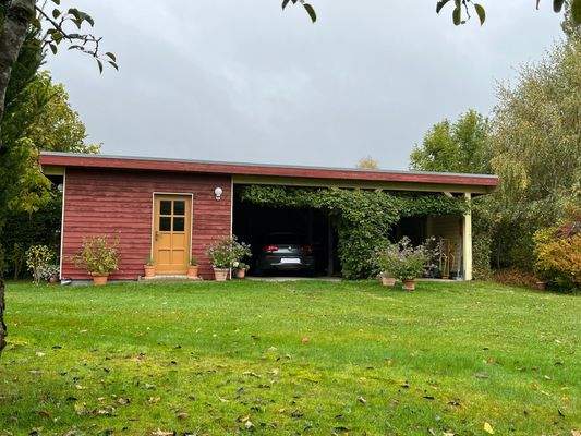 Nebengebäude mit Doppelcarport