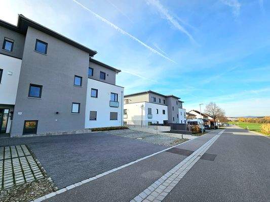 Zufahrt + Stellplätze