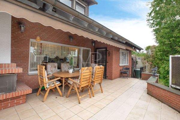 Terrasse mit Außenkamin (III)