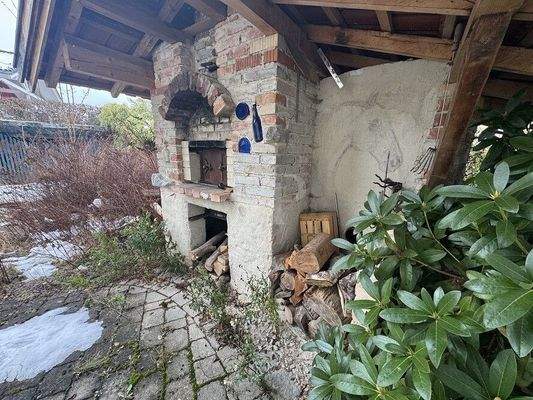 Holzbackofen im Garten