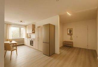 Offene Küche mit Zugang zum Balkon und Diele mit Einbauschränken