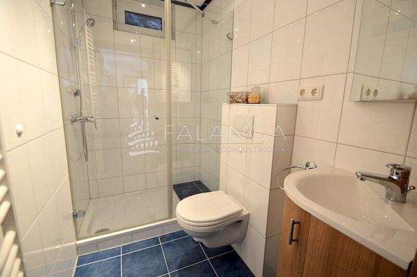 Gäste-Toliette mit Dusche ELW