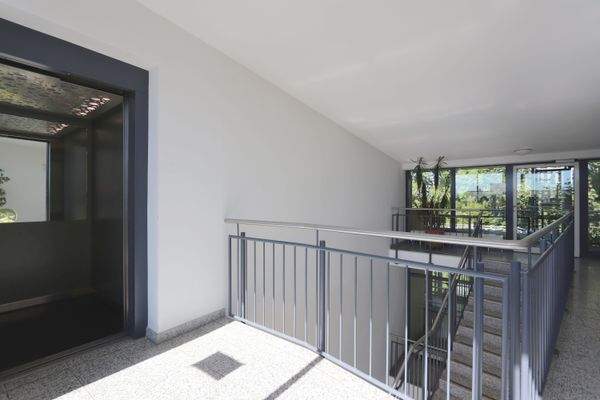 Treppenhaus mit Aufzug