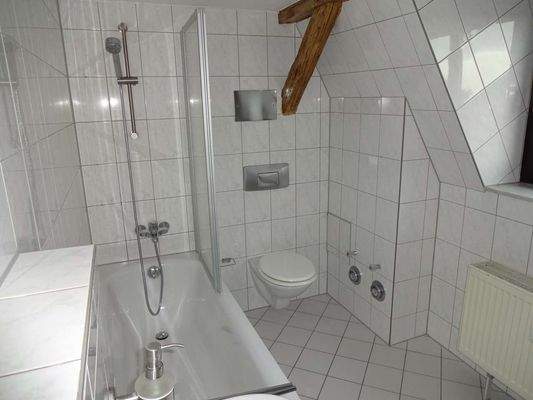 Tageslicht-Badezimmer mit Wanne