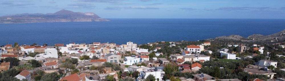 Kreta, Kokkino Chorio: Eckgrundstück in der Nähe des Dorfes und der Einkaufsmöglichkeiten zu verkaufen