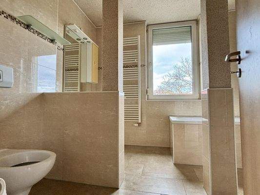 1. OG Wohnung Badezimmer