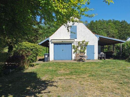 Garagenhaus mit großer Werkstatt.