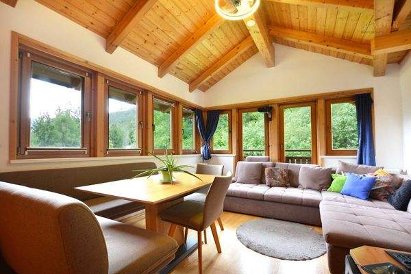 Wohn-Esszimmer einer der Dachgeschoßwohnungen