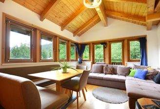 Wohn-Esszimmer einer der Dachgeschoßwohnungen