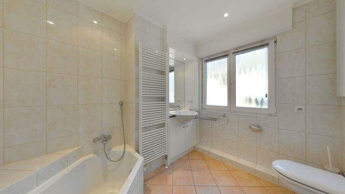 Vollbad mit Wanne, Dusche und Fenster