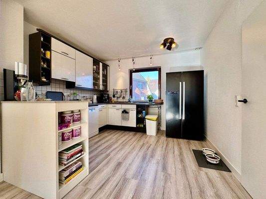 Offener Wohn- und Essbereich mit Küche