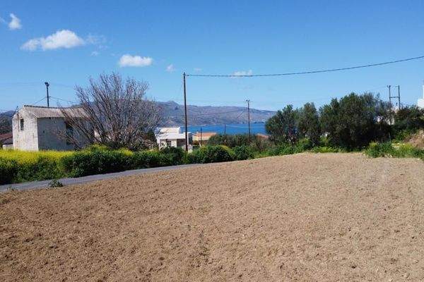 Kreta, Tavronitis: Grundstück mit hoher Bebaubarkeit in Meeresnähe zu verkaufen
