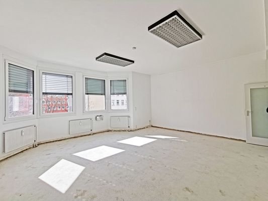Großer heller Raum mit Erker