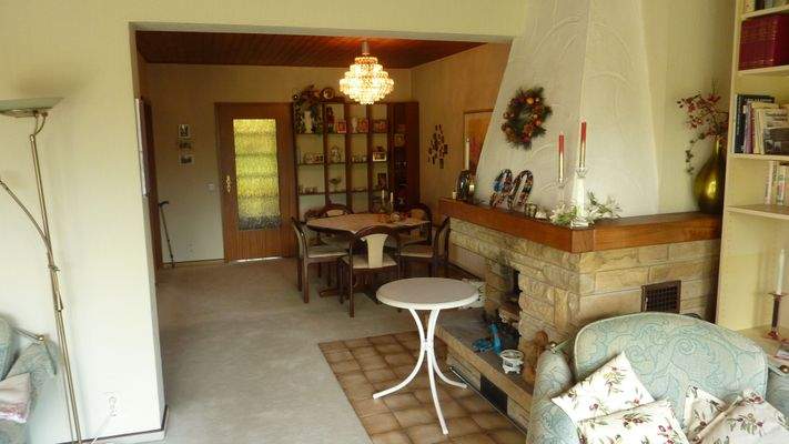 Wohnzimmer zum Essbereich