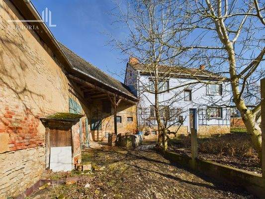 Innenhof mit Scheune und Wohnhaus