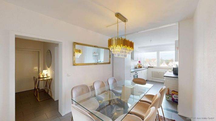 Essbereich mit Blick in die Küche