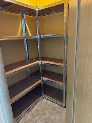 Regale in Abstellraum