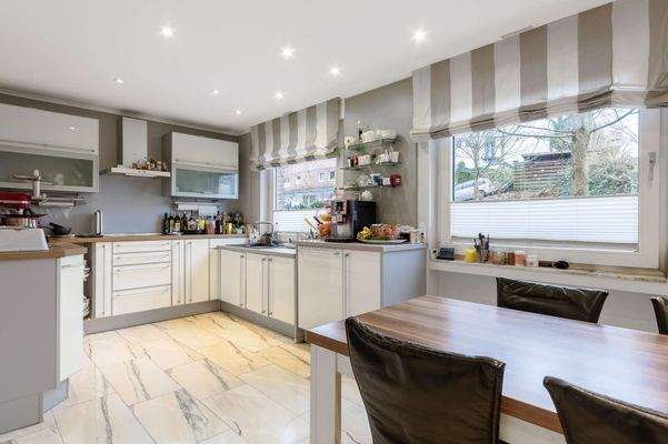 hochwertige Einbauküche im Erdgeschoss