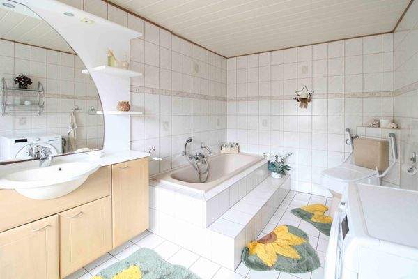 Badezimmer mit Badewanne