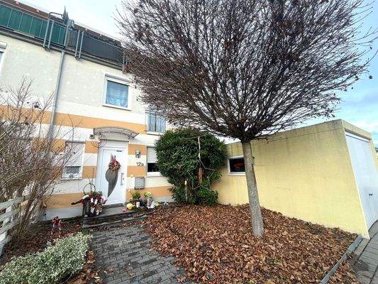 Vorderansicht mit Garage