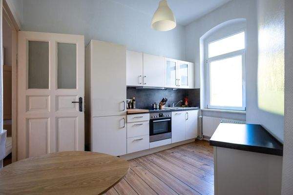 Großzügige Küche mit Fenster und Sitzecke