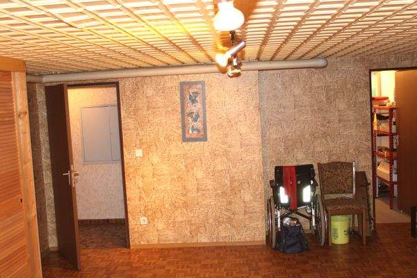 großer Hobbyraum-mit Blick hin zum Abstellraum.JPG