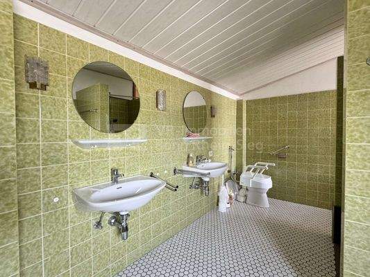 Badezimmer mit Doppelwaschbecken