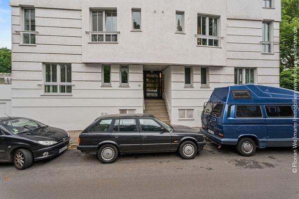 Blick von der Straße auf das Mehrfamilienhaus
